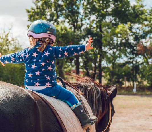 Verlasspferd Titelbild Blogbeitrag Kind auf Pferd
